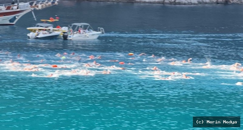 Kelebekler Vadisi'nde Açık Su Yüzme Yarışı Çekişmeli Geçti